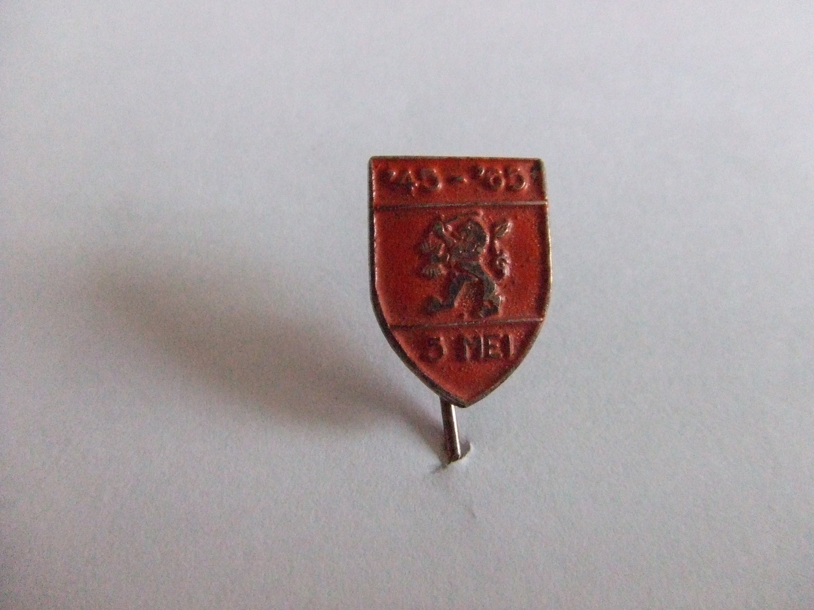 5 mei 1945-1965 Nederlandse leeuw oranje speldje